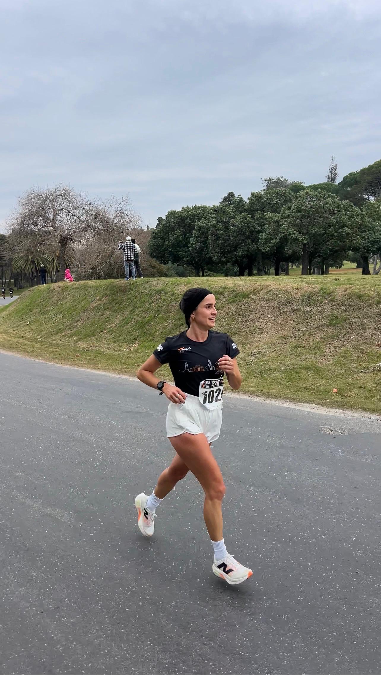 Lic. Agustina Villegas corriendo una carrera